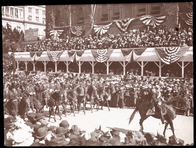 Ansicht der Menge und einer berittenen Militärgruppe in der Dewey-Parade auf der Fifth Avenue, New York, 1899 von Byron Company